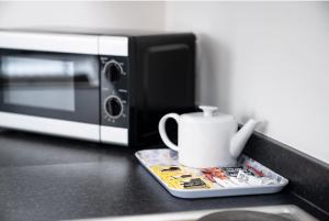 a microwave and a tea pot on a counter at MayDisc Long Stay Contractors in Portsmouth