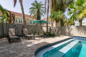 Bazén v ubytování Seabreeze Condo B nebo v jeho okolí