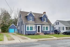 una casa azul al lado de una calle en Pet-Friendly Cambridge Home - Walk to River!, en Cambridge