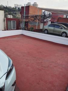 ein roter Boden auf einem Dach eines Hauses in der Unterkunft Casa 2 recámaras 3 personas in Mexiko-Stadt