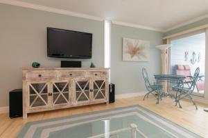 TV/trung tâm giải trí tại Seaside Beach House 101