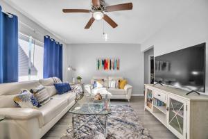 Μια τηλεόραση ή/και κέντρο ψυχαγωγίας στο Cozy Plant City Home +24 φωτογραφίες