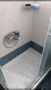 eine Dusche mit Waschbecken und Wasserhahn in der Unterkunft DreamHouse in Nafpaktos