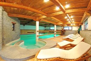 Bazén v ubytování Hotel Jolanda Sport nebo v jeho okolí