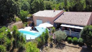 een luchtzicht op een huis en een zwembad bij chambre d'hôte cosy in Carbuccia