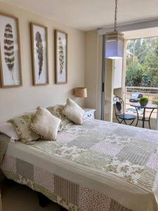 a bedroom with a large bed with pillows on it at Bello departamento Algarrobo in Algarrobo