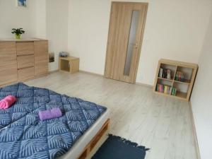 Un dormitorio con una cama con almohadas moradas. en Šumava U Janiny, en Strážov