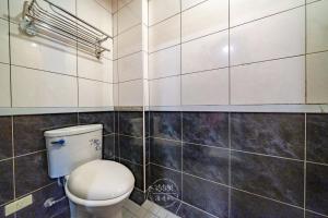 Bilik mandi di 羅東夜市 工業Loft旅宿