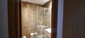 baño con ducha y puerta de cristal en Room only for girls, uniquement pour fille en La Goleta