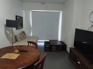 Televízia a/alebo spoločenská miestnosť v ubytovaní Imperdible apartamento