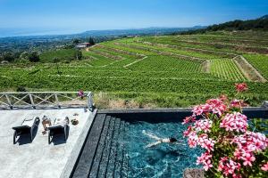 Bazén v ubytování Wine Resort Villagrande nebo v jeho okolí