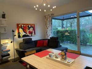 uma sala de estar com um sofá e uma mesa em das Ferienhaus Auszeit em Kranenburg