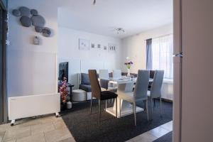 - une salle à manger avec une table et des chaises dans l'établissement Apartma Ella, à Lovrenc na Pohorju