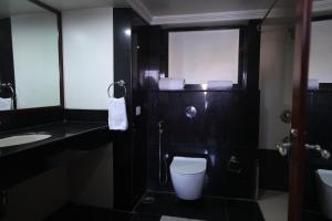 uma casa de banho preta com um WC e um lavatório em Eastin Hotels em Hyderabad