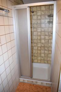 eine Dusche mit Glastür im Bad in der Unterkunft Landhaus Brif in Schruns-Tschagguns