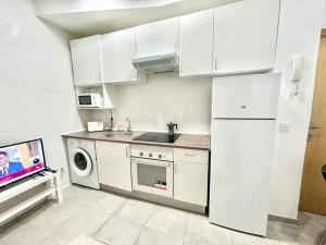 馬德里的住宿－Metro Avenida de América 01，厨房配有白色冰箱和洗碗机。