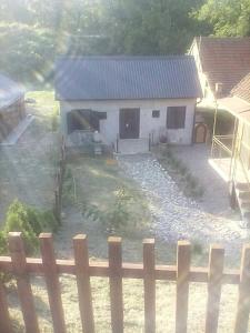 的住宿－RANČ VOJNOVIĆ，前面有栅栏的小白色房子