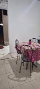 een tafel en stoelen met een geruite tafelkleed erop bij KitnetdaNathy. in Itajaí