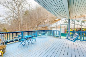 eine blaue Terrasse mit Tischen und Stühlen darauf in der Unterkunft Riverside Retreat and Karaoke Oasis 