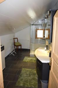 シュルンスにあるLandhaus Brifのバスルーム(洗面台、鏡付)