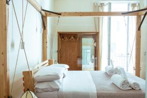 パレルモにあるArtisan Maisonのベッドルーム(白い枕の大型ベッド1台付)