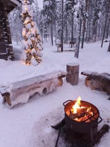 uma fogueira com uma árvore de Natal na neve em Le Paradis Blanc 