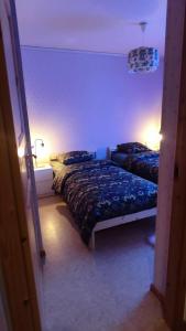 um quarto com duas camas num quarto em Le Paradis Blanc 
