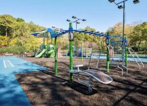 un parque con parque infantil con tobogán en Entire 2 Bedroom Apt Home in Sandy Springs en Sandy Springs