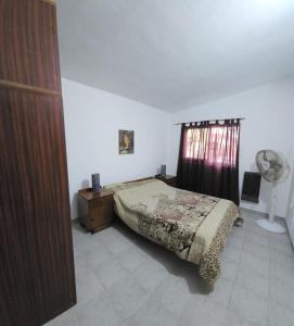 1 dormitorio con cama y ventana en La Blanqueada en Mina Clavero