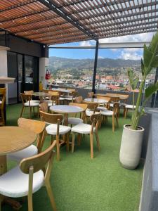 un restaurante con mesas, sillas y vistas en HOTEL SALVATORE, en Paipa