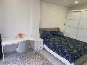 een slaapkamer met een wit bureau en een bed met een wit bureau bij Bernardazzi residence in Chişinău
