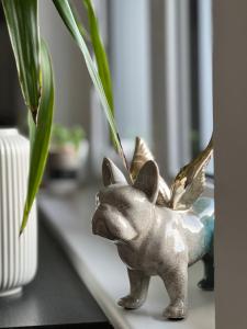 a small silver statue of a cat with wings on a shelf at Helle Wohnung in Top Lage! in Linz