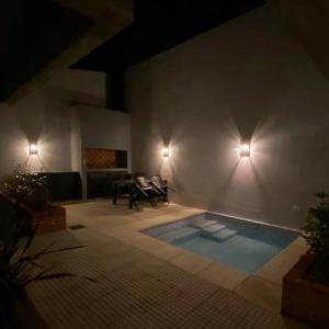 Πισίνα στο ή κοντά στο Departamento PREMIUM Con mini pileta y parrilla compartida En la mejor ubicación de Junín