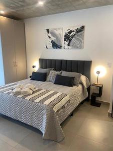 Ένα ή περισσότερα κρεβάτια σε δωμάτιο στο Departamento PREMIUM Con mini pileta y parrilla compartida En la mejor ubicación de Junín