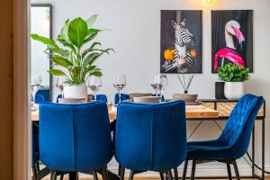31 Bailgate Lincoln في Lincolnshire: غرفة طعام مع كراسي زرقاء وطاولة خشبية