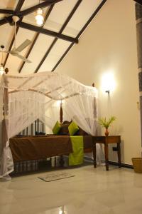 Ruang duduk di Monkey Island Hotel