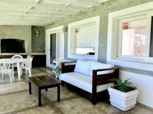 uma sala de estar com um sofá e uma mesa em Casa de 6 ambientes a 2 cuadras de la playa brava em Punta del Este
