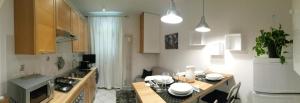 una cocina con una mesa y una encimera en Fuori Portico Unità, en Bolonia