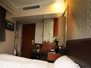 Llit o llits en una habitació de Lander Hotel Prince Edward