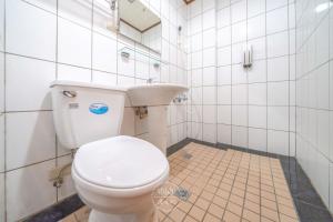 Bilik mandi di 羅東夜市 工業Loft旅宿