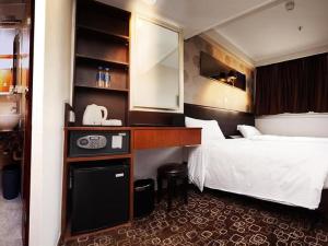 Llit o llits en una habitació de Lander Hotel Prince Edward