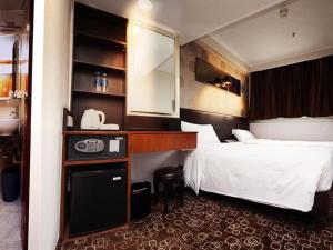 Llit o llits en una habitació de Lander Hotel Prince Edward