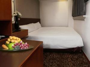 Llit o llits en una habitació de Lander Hotel Prince Edward