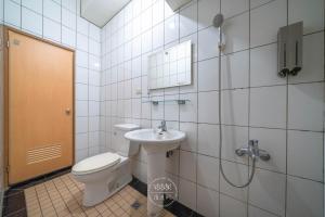 Bilik mandi di 羅東夜市 工業Loft旅宿