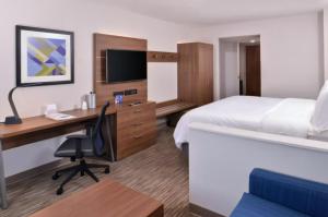 Habitación de hotel con cama y escritorio con ordenador en Holiday Inn Express - Minneapolis West - Plymouth, an IHG Hotel en Plymouth
