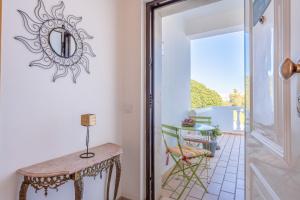 Bright & Cozy 1 BDR Flat W/ Balcony by LovelyStay في كاباناس دي تافيرا: غرفة مع طاولة ومرآة على الحائط