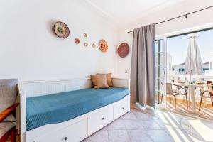 En eller flere senger på et rom på Bright & Cozy 1 BDR Flat W/ Balcony by LovelyStay
