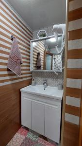 bagno con lavandino e specchio di ЗОЛОТА РИБКА a Slavske