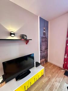 a living room with a flat screen tv on a wall at Project Comfort Leszczyńska 4/33 Warszawa in Warsaw