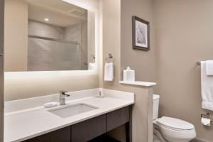 Koupelna v ubytování Fairfield Inn & Suites by Marriott Airdrie